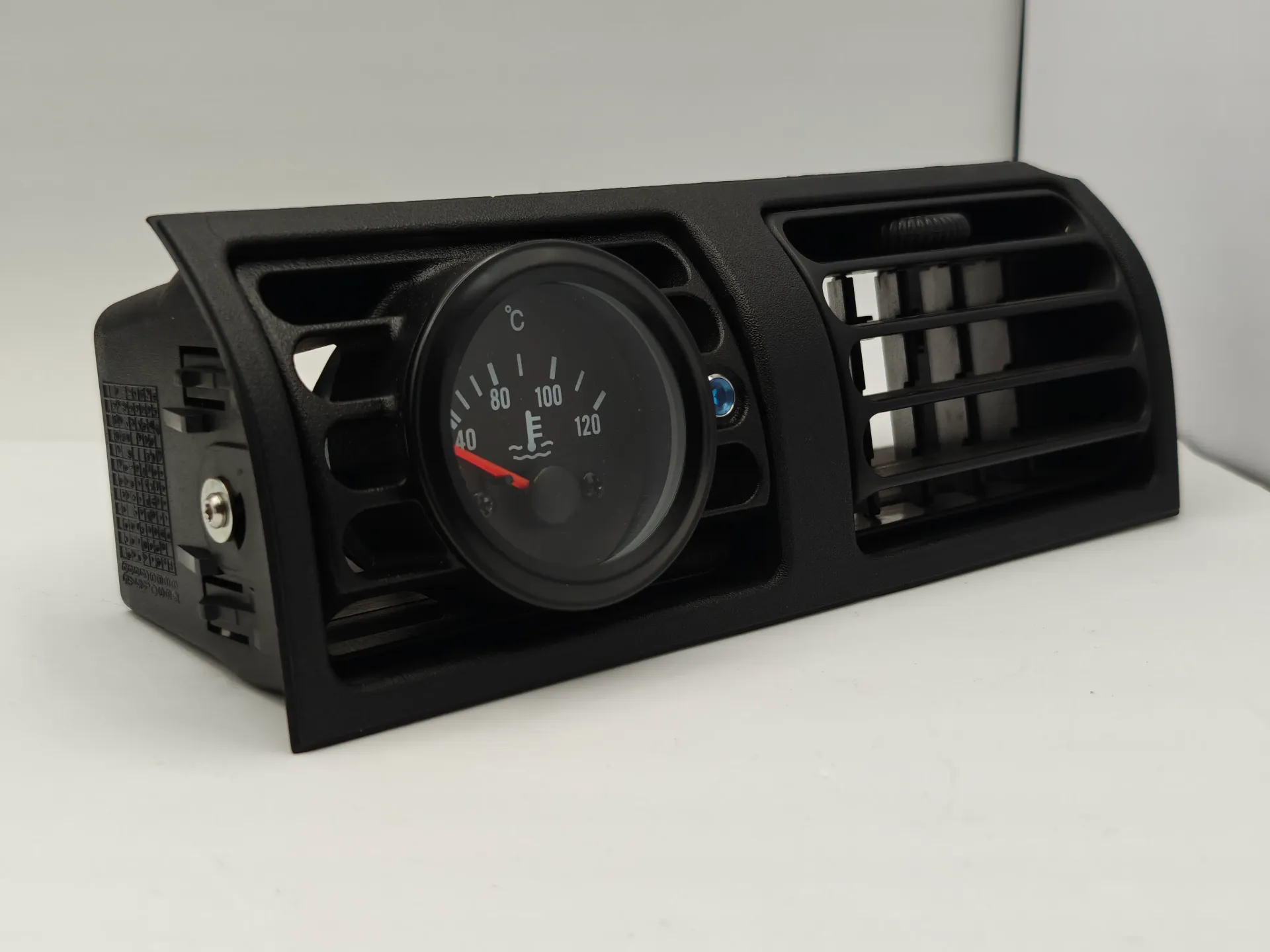 Grille de ventilation aménagée pour indicateur